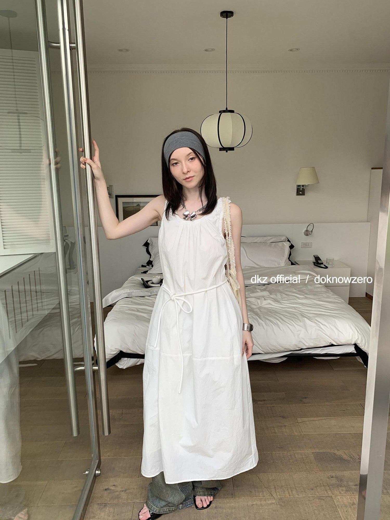 DKZ OFFICIAL White U Neck Sleeveless Pleated Waist Cinch Women&