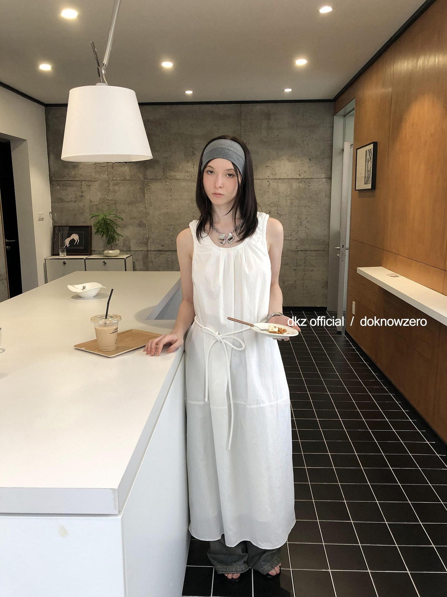 DKZ OFFICIAL White U Neck Sleeveless Pleated Waist Cinch Women&