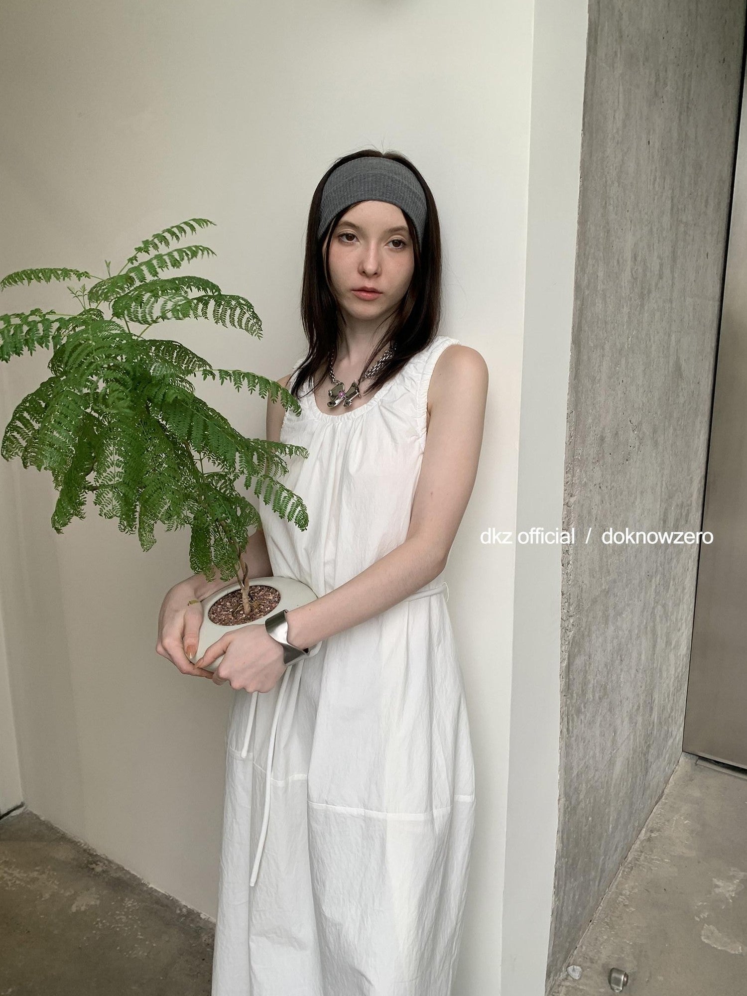 DKZ OFFICIAL White U Neck Sleeveless Pleated Waist Cinch Women&