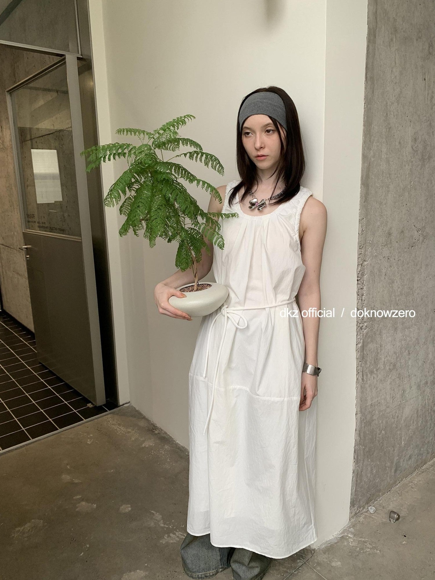 DKZ OFFICIAL White U Neck Sleeveless Pleated Waist Cinch Women&