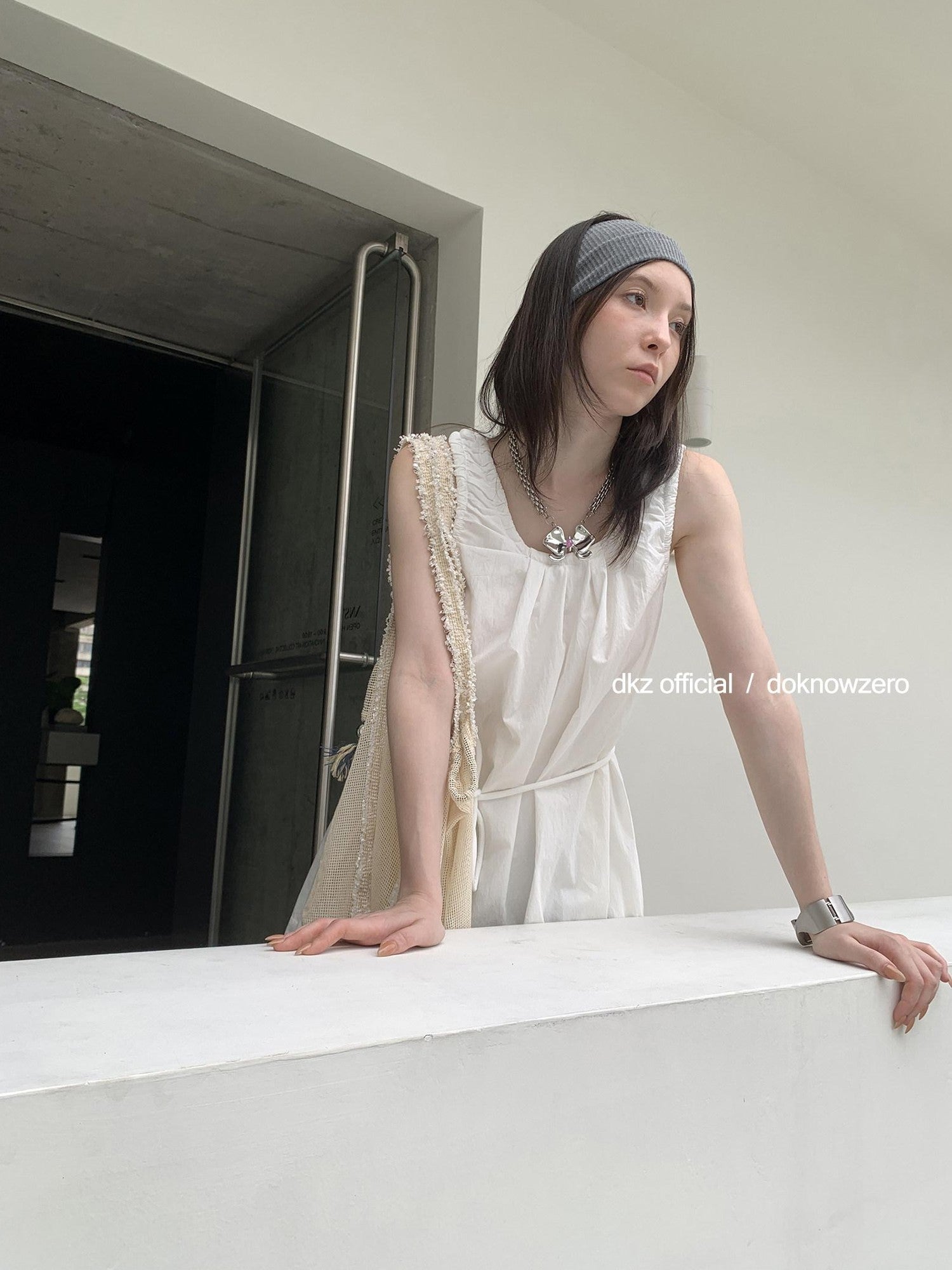 DKZ OFFICIAL White U Neck Sleeveless Pleated Waist Cinch Women&