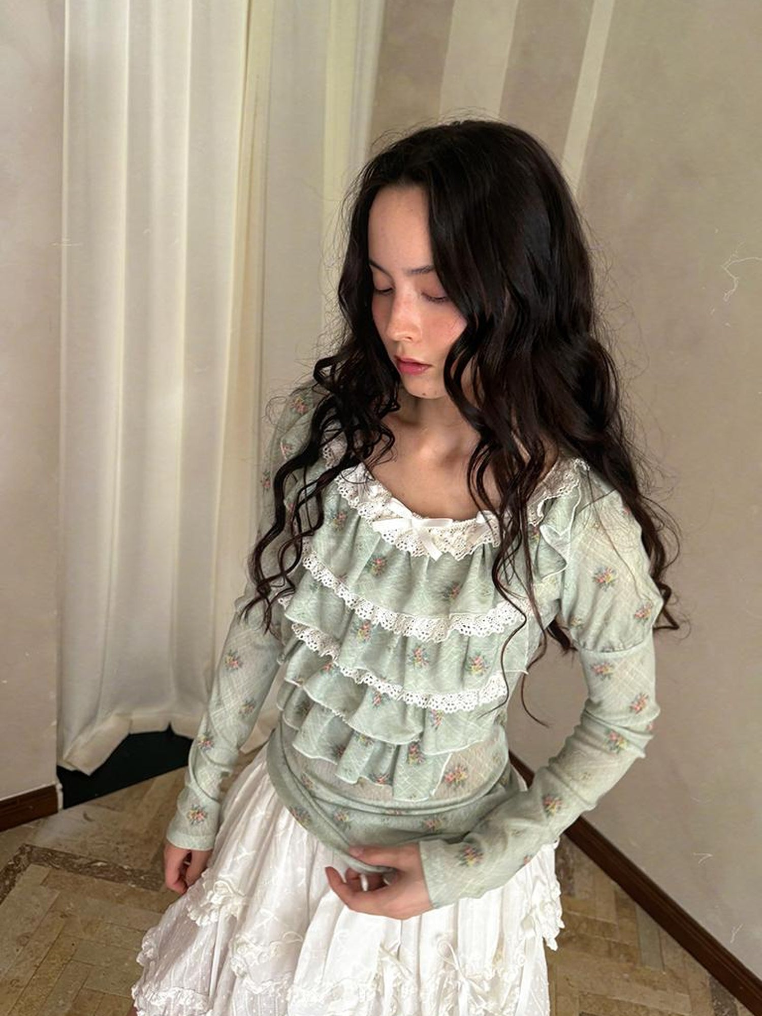 Daytoday Fairy Tale Lace Trim Stretch Top Long Sleeve Sun Protection Layering V-neck T-shirt