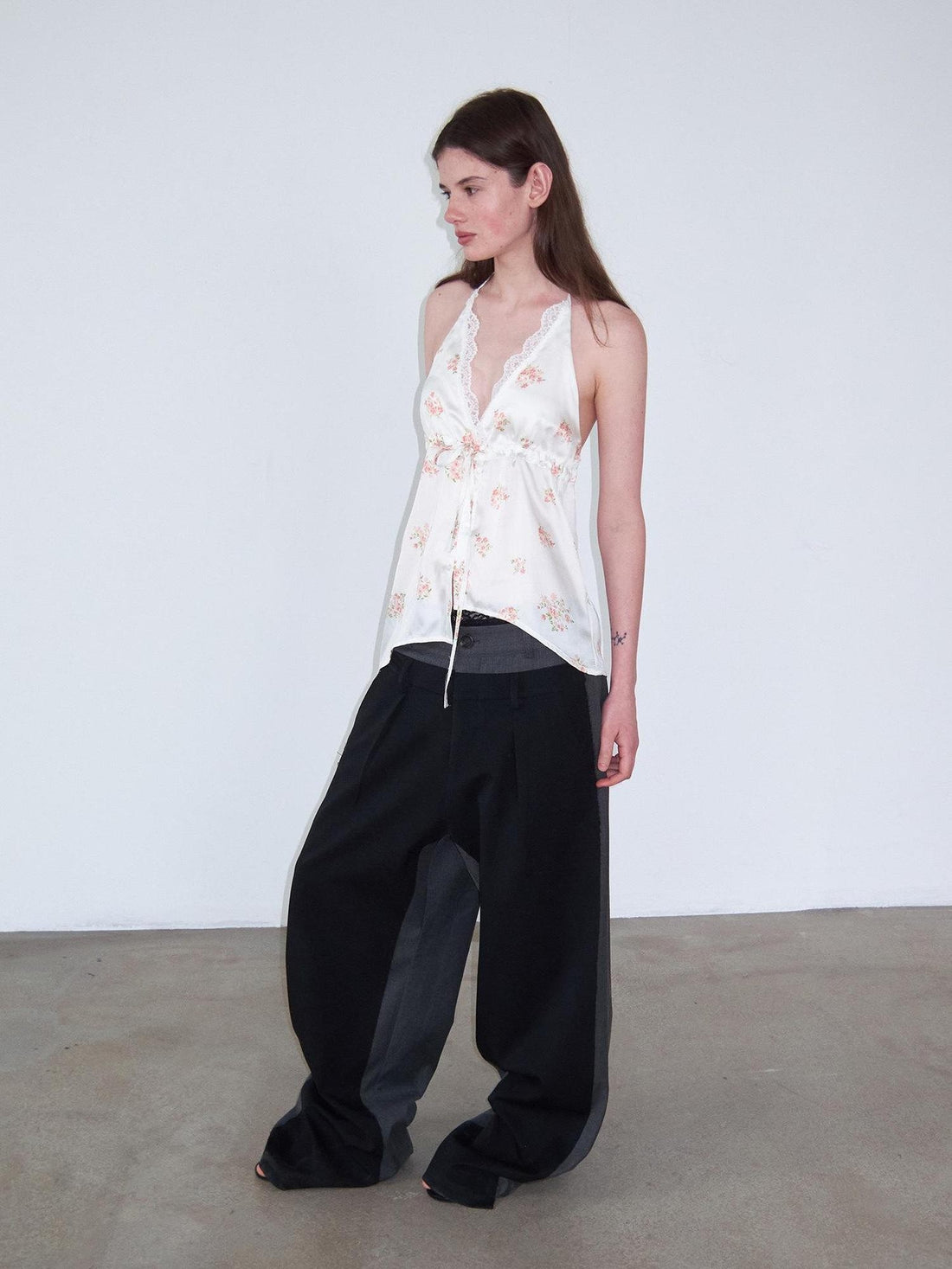 Delivery Beige Floral Satin Lace V-neck Backless Cropped Women&