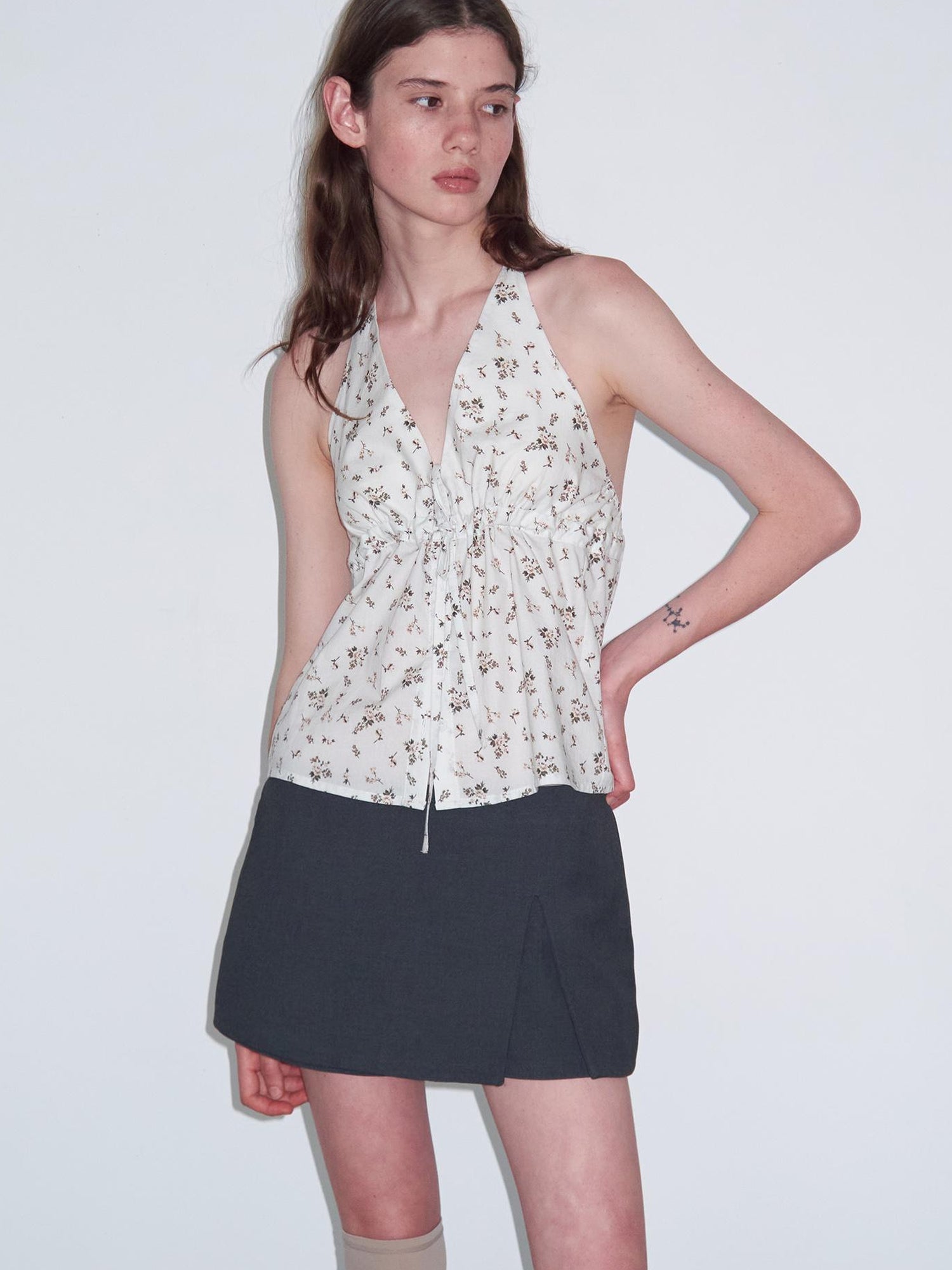 Delivery V-Neck Floral Tied Halter Top With Open Back