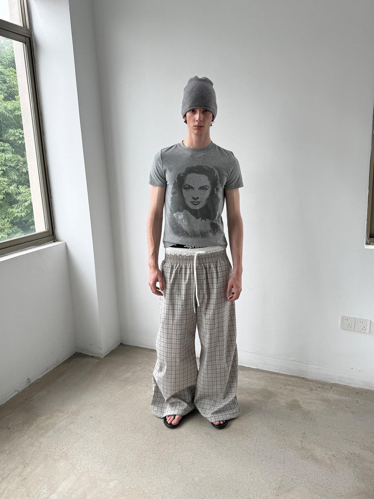 Delivery Vintage Portrait Print Straight Cut Grey Women&