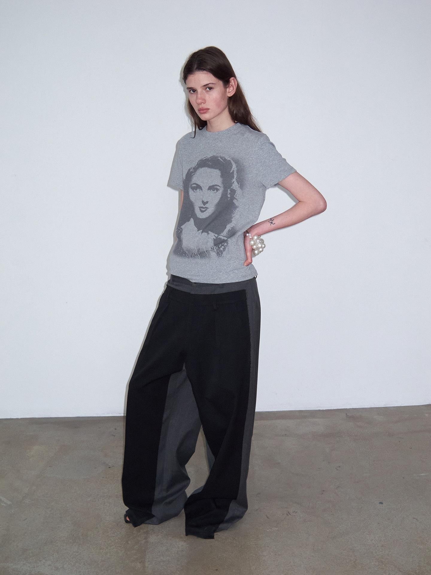 Delivery Vintage Portrait Print Straight Cut Grey Women&