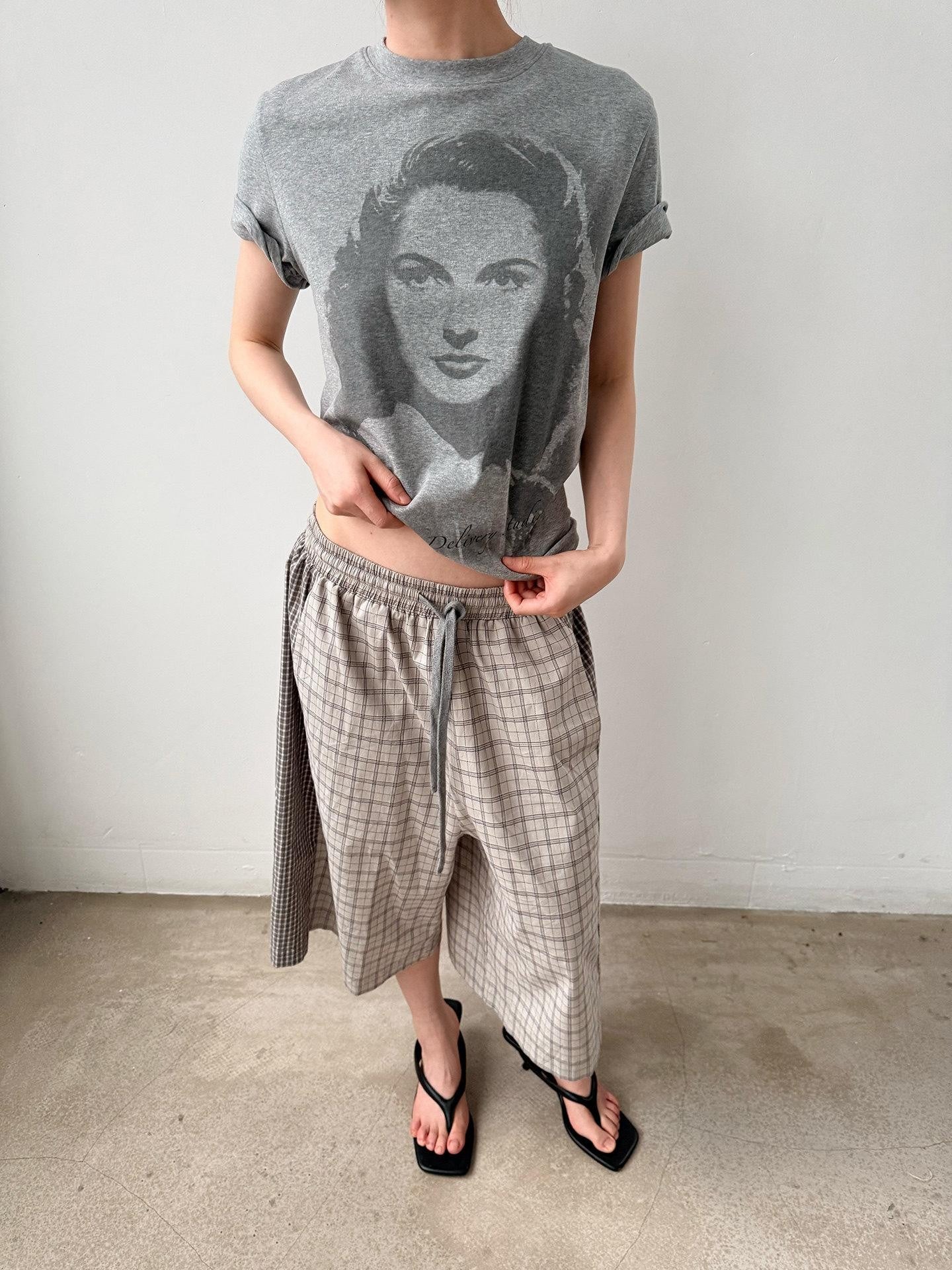 Delivery Vintage Portrait Print Straight Cut Grey Women&