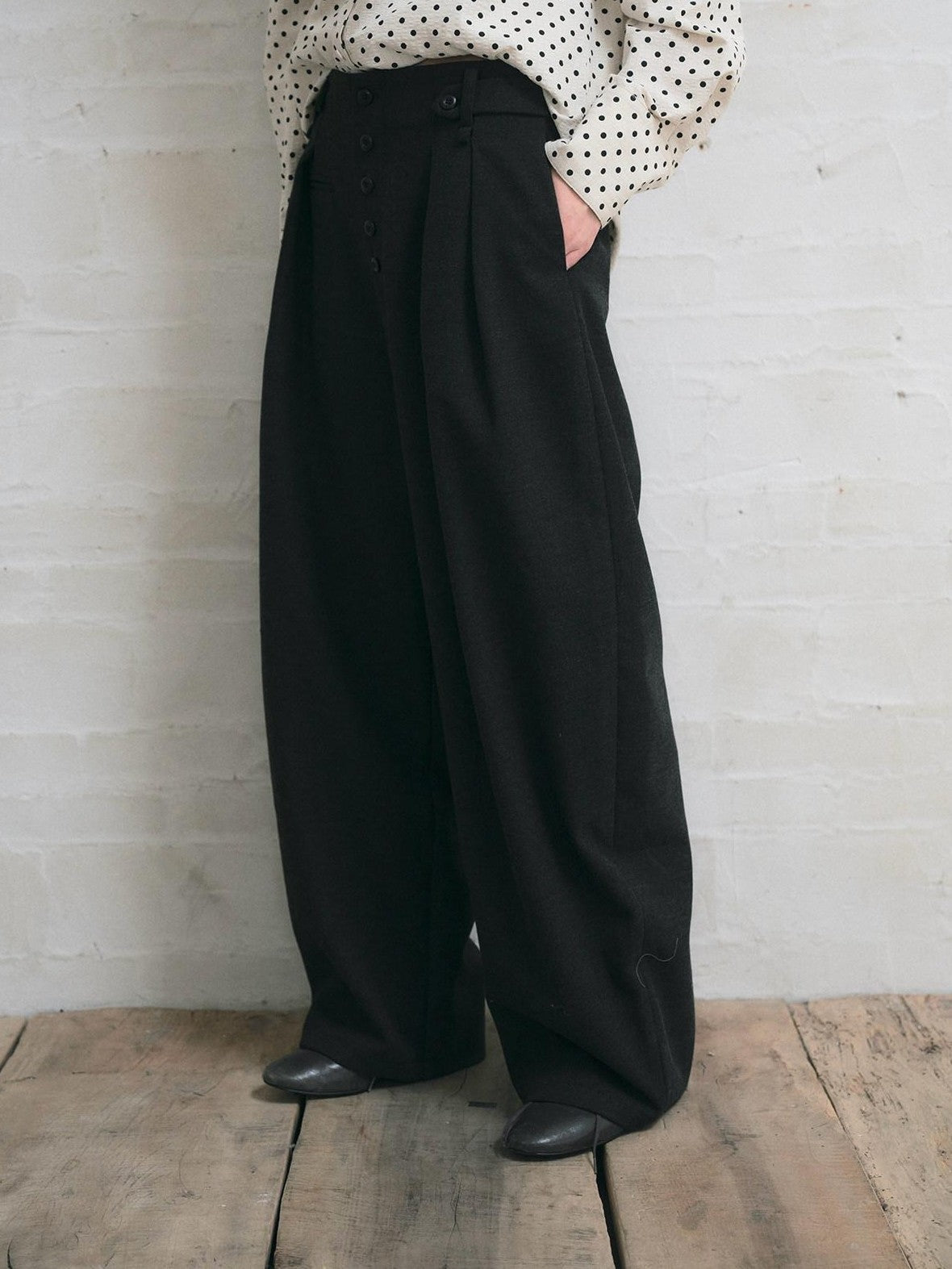 Dorydory Black Pleated Curved Leg Mid High Waist Women&