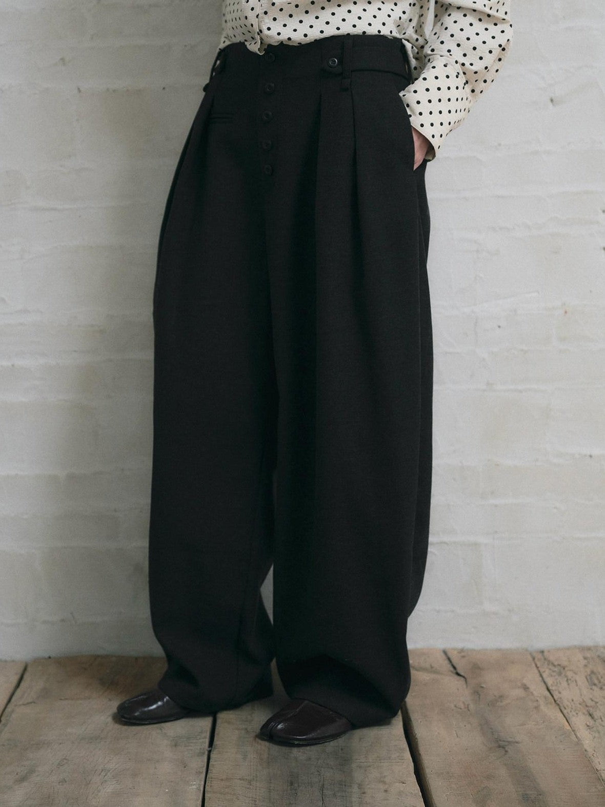 Dorydory Black Pleated Curved Leg Mid High Waist Women&