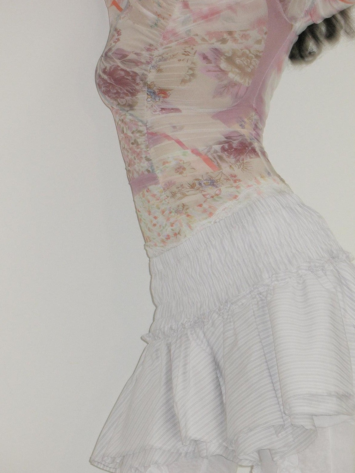 Dorydory Floral Bird Mesh V-neck Printed Women&