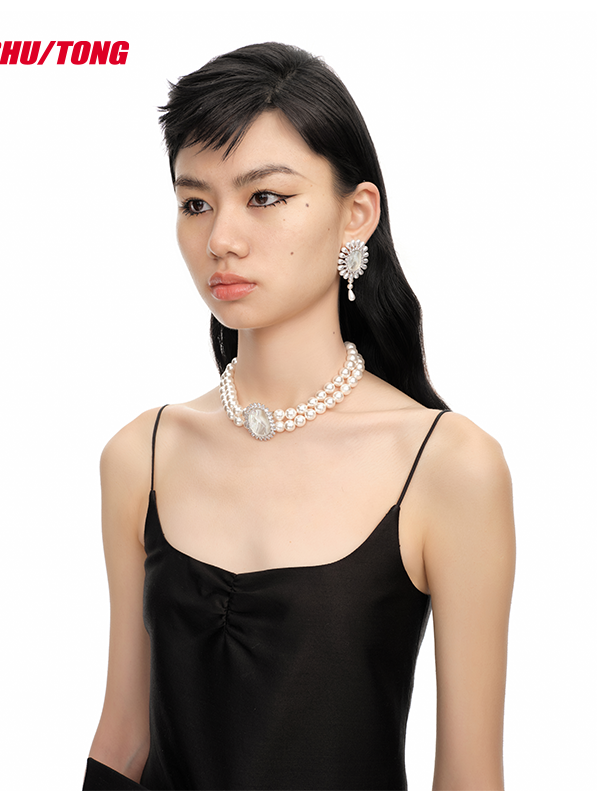 Elegant Double-Layer Pearl Necklace with Minimal Carving