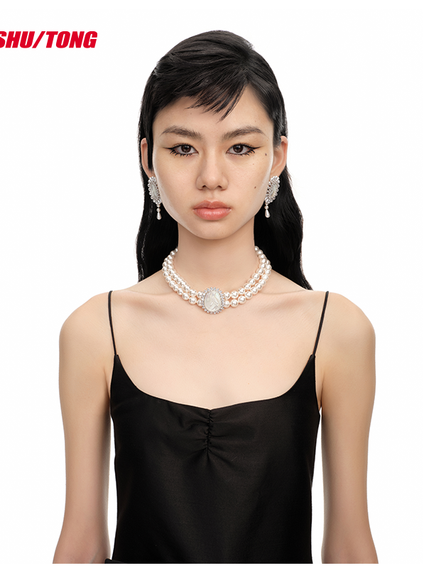 Elegant Double-Layer Pearl Necklace with Minimal Carving