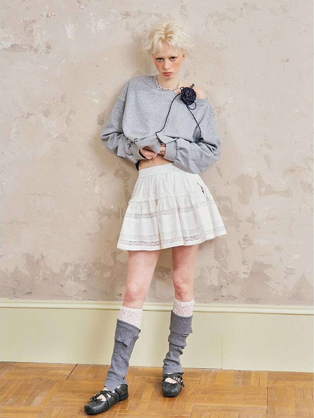 Eleganter, gestufter Minirock mit Spitzenbesatz