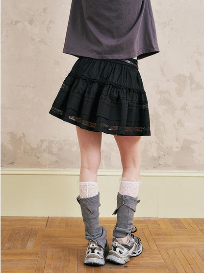 Eleganter, gestufter Minirock mit Spitzenbesatz