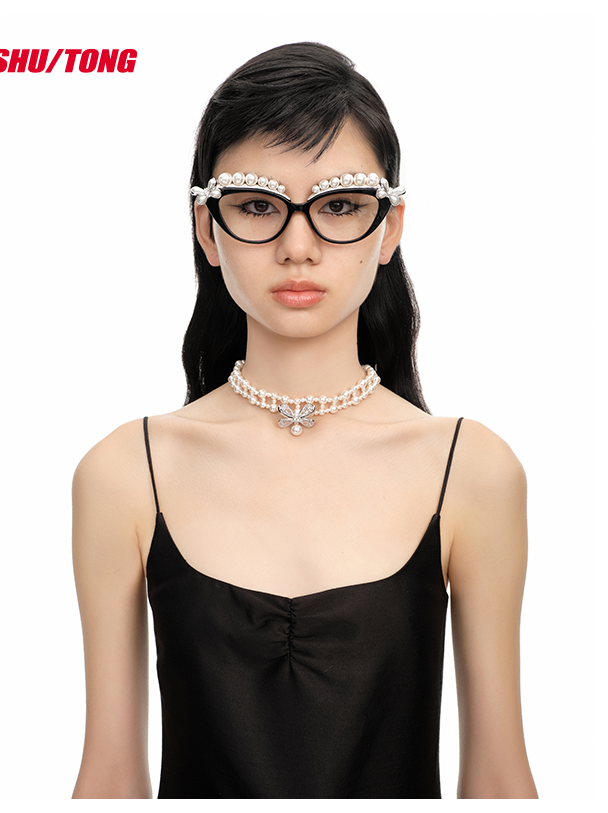 Elegant Pearl-Embellished Eyewear for Sophisticated Style