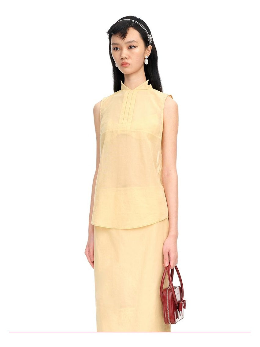 Elegant Sleeveless Blouse with Structured Pointed Collar