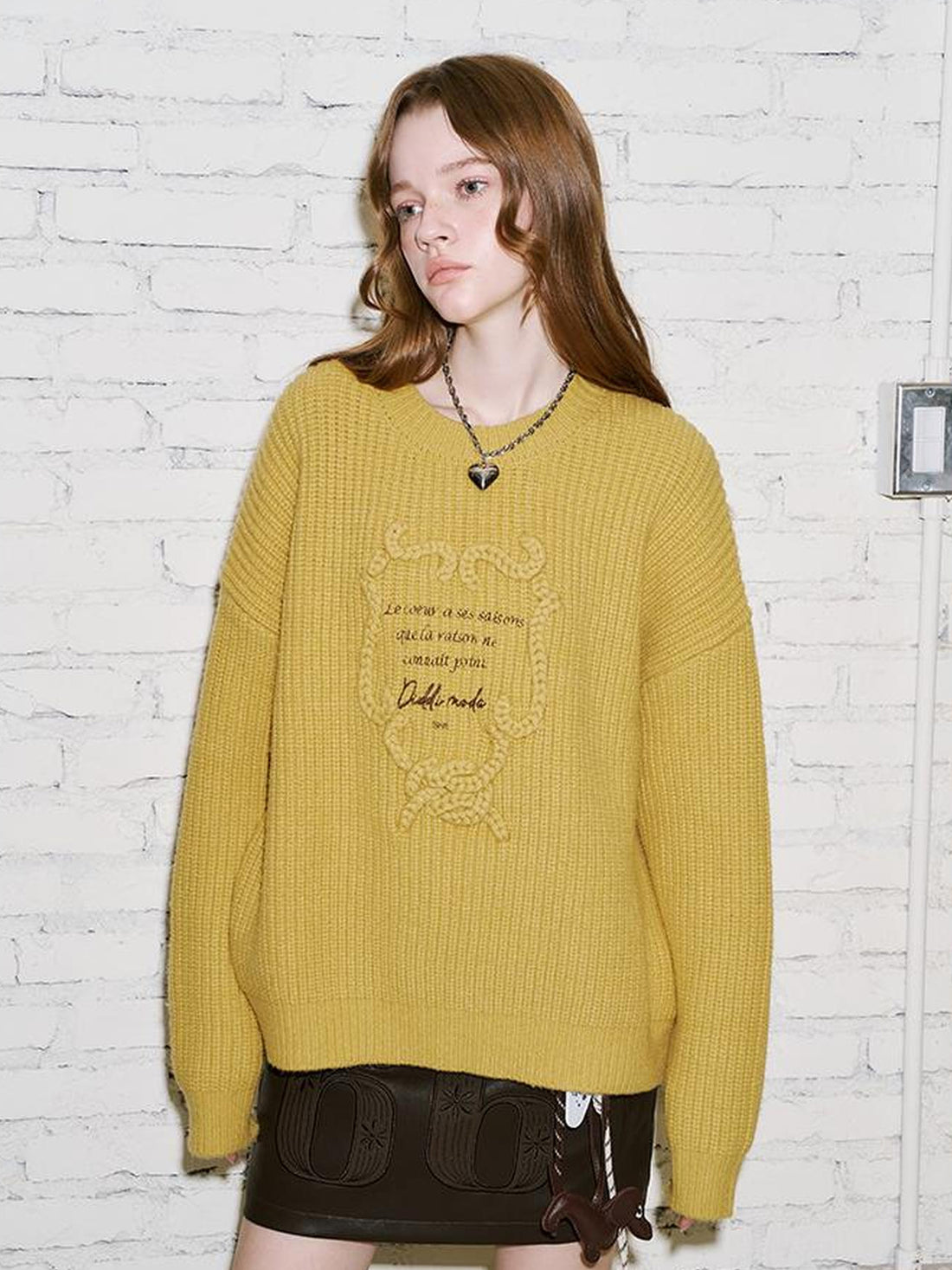 DIDDI MODA Elegant Tape Embroidered Letter Sweater