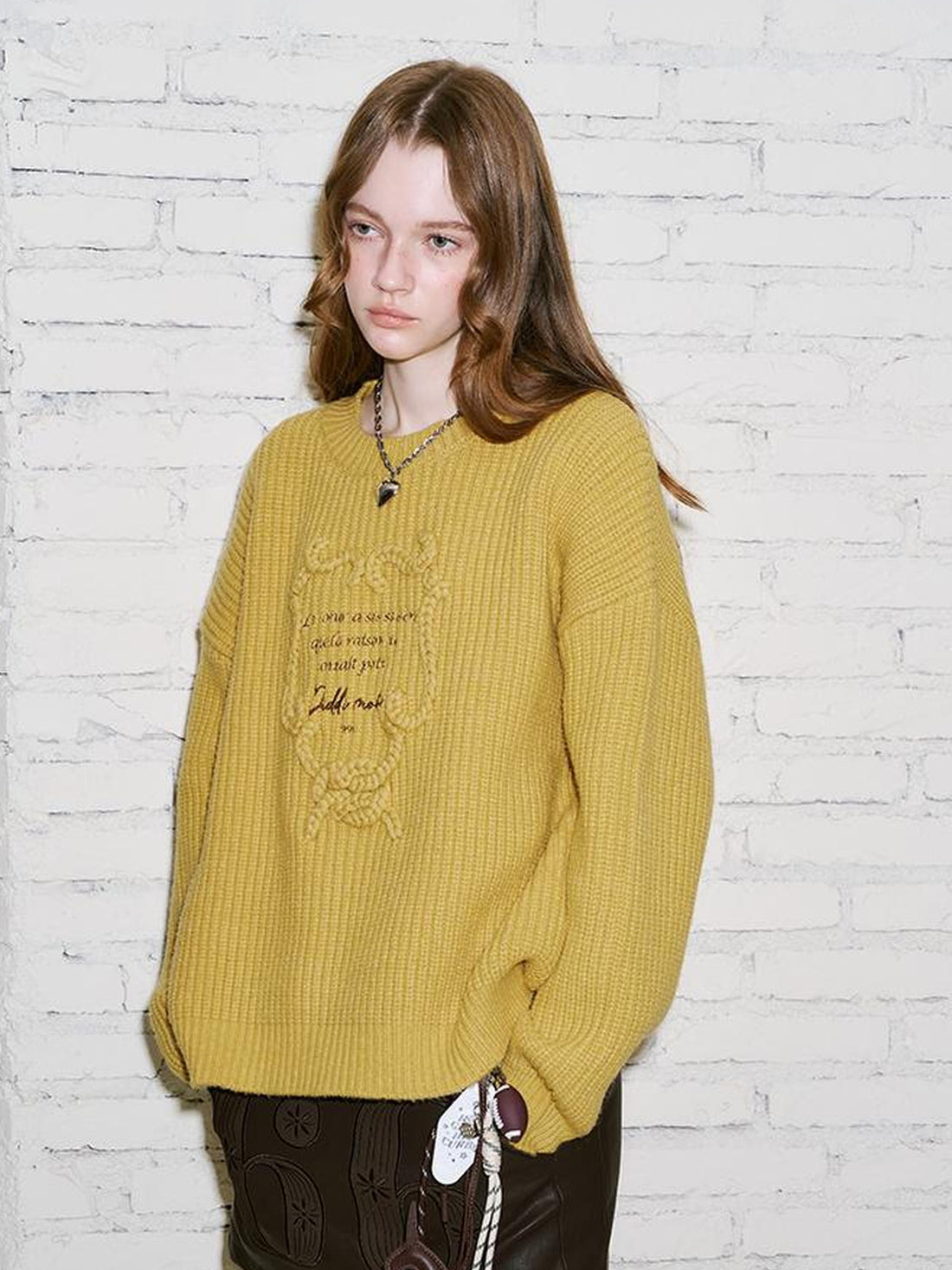DIDDI MODA Elegant Tape Embroidered Letter Sweater