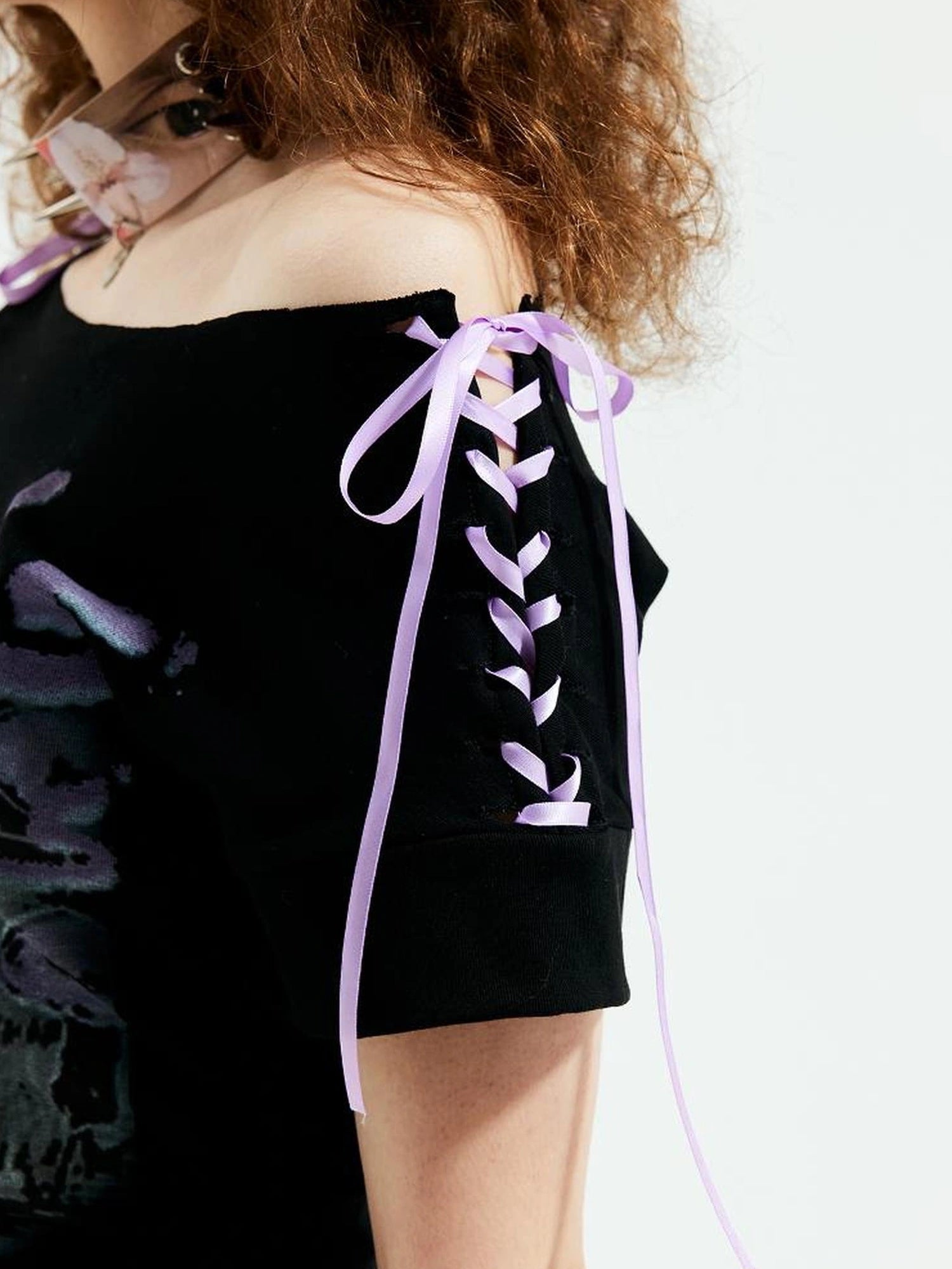 Emoha Adjustable Off Shoulder Punk Y2k Ribbon Print T-shirt
