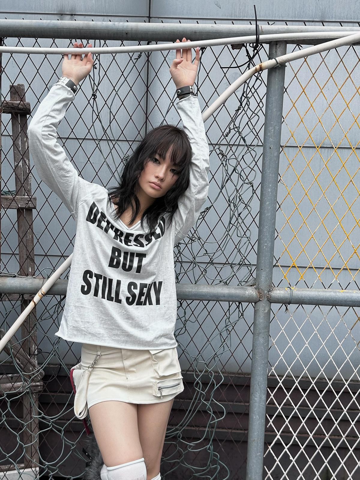 FULLTIDE Distressed Graffiti Print Frayed Hem Women&