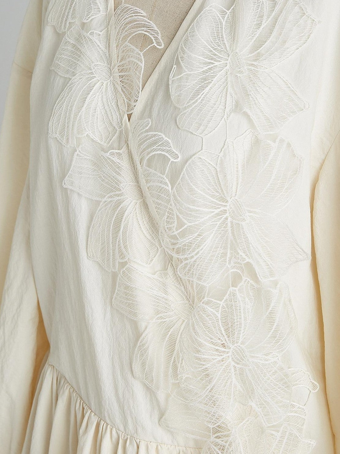 FUSSED Embossed Lace Layered Splice V-neck Women&