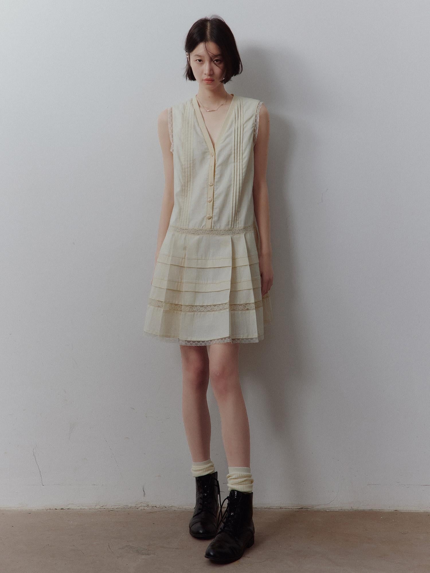 FUSSED Ivory Fabric Contrast Pleated Accordion V-neck Women&