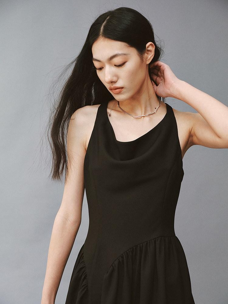 FUSSED Serene Black 3d Cut Asymmetric Splice Women&