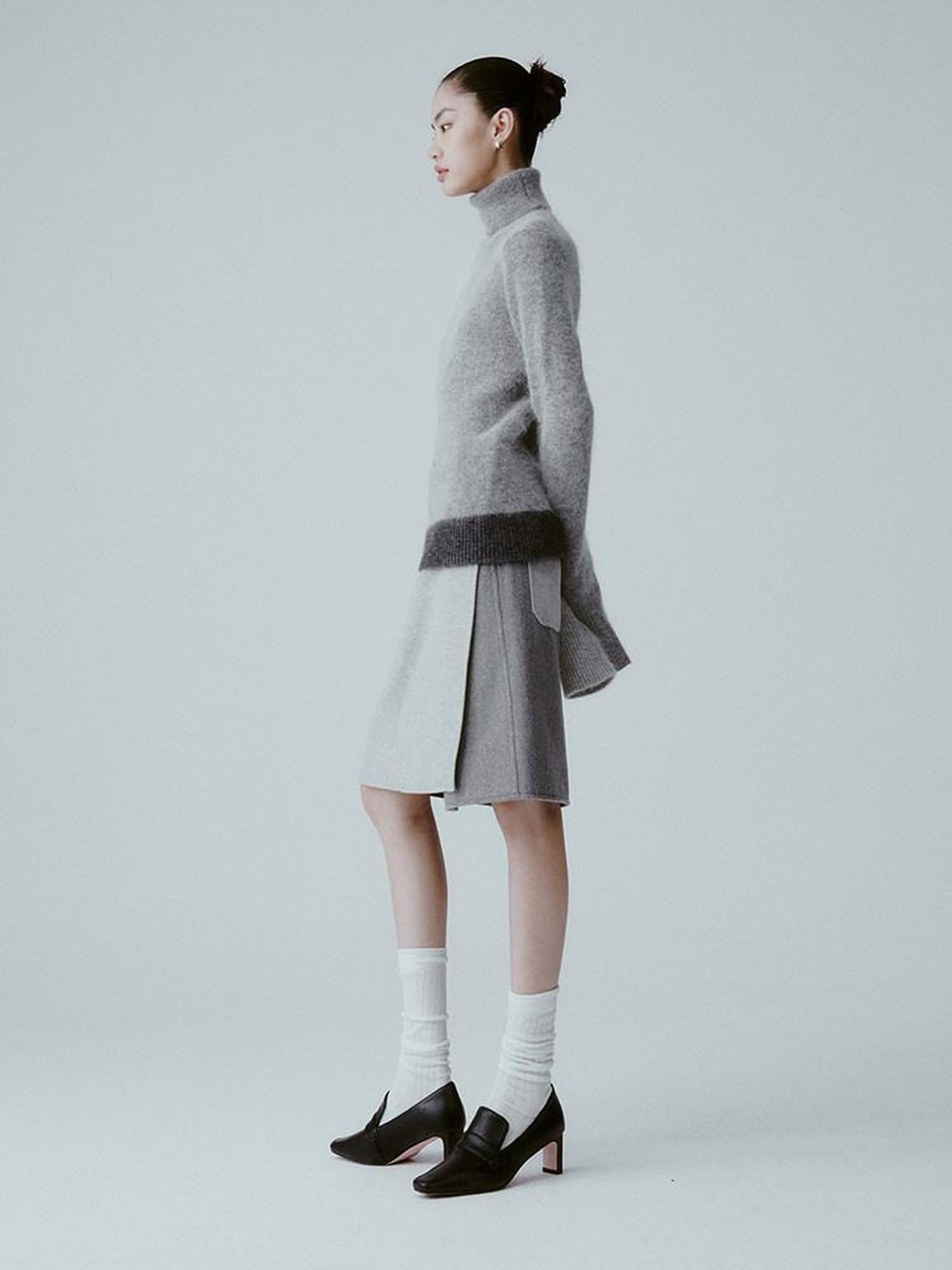 FUSSED Tranquil Gray Panelled Velvety Minimal Women&