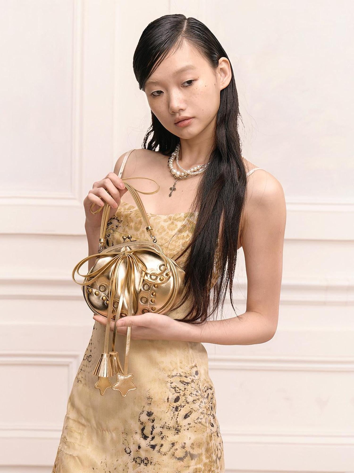 FayChui Gilded Satin Knot Star Tassel Small Round Women&