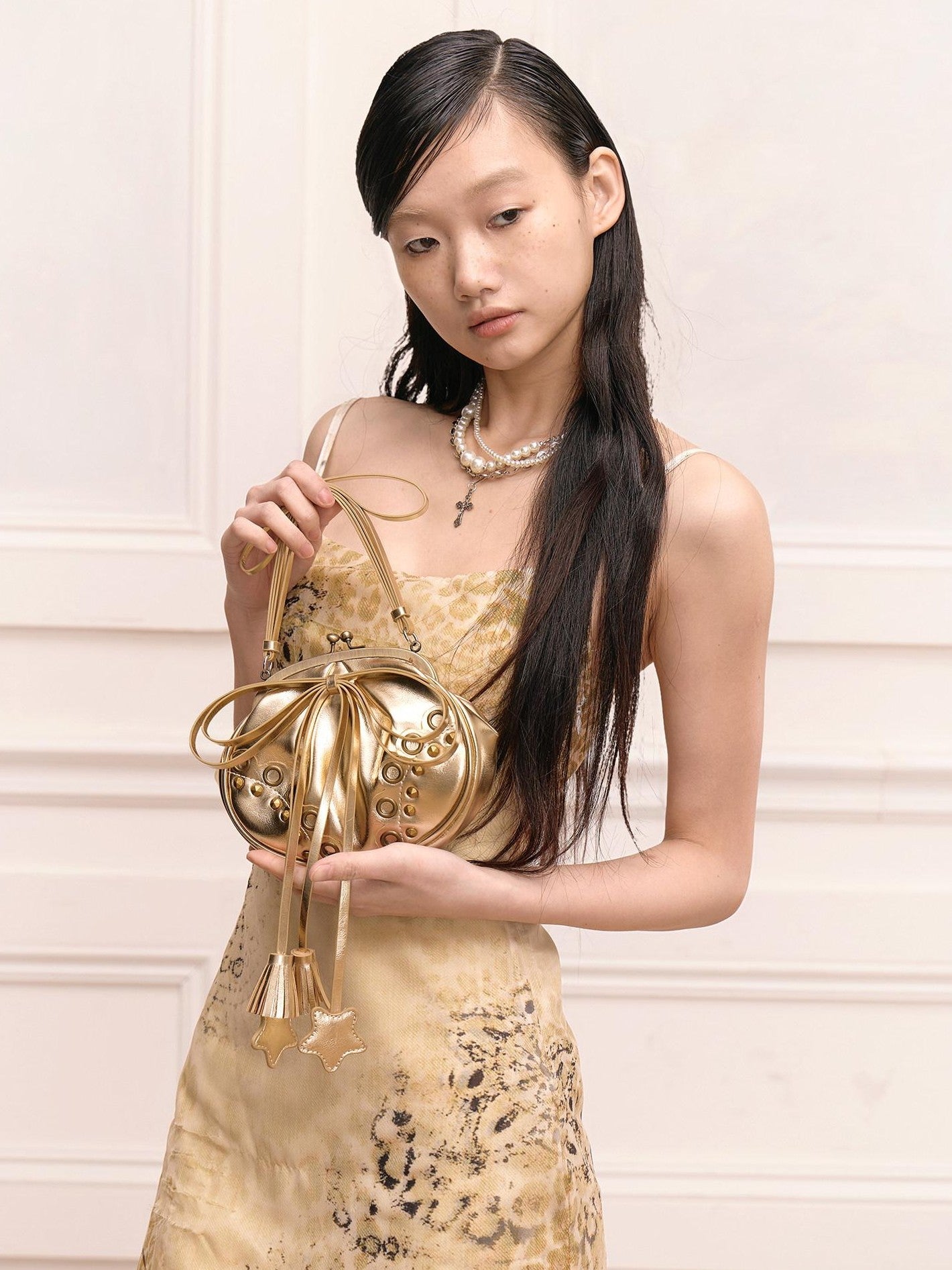 FayChui Gilded Satin Knot Star Tassel Small Round Women&