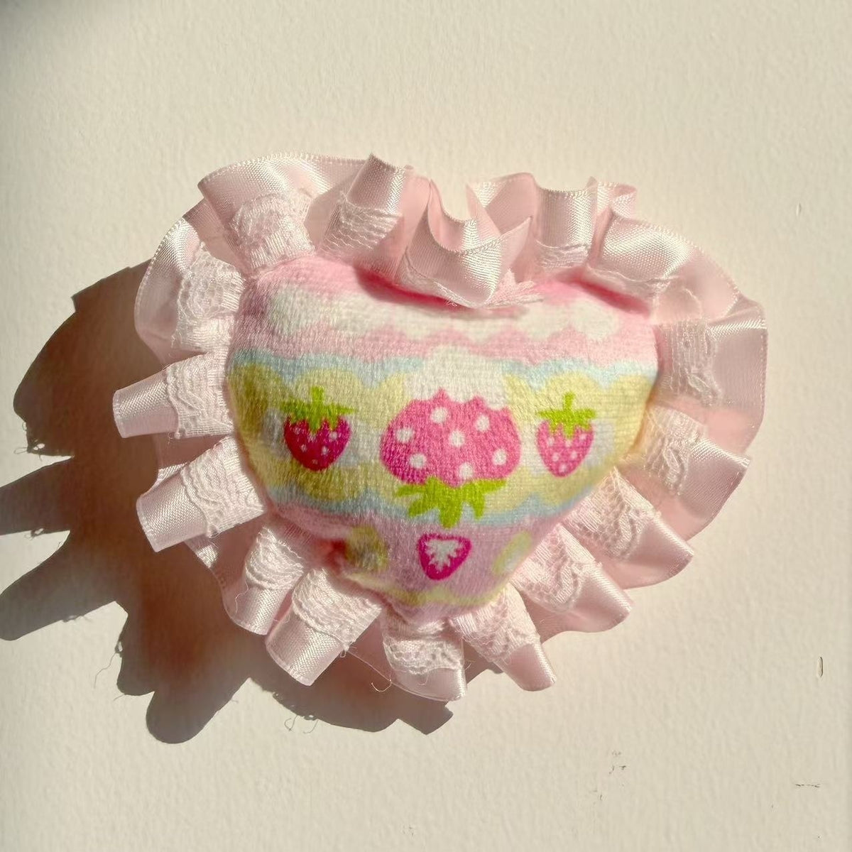 Frufru_Gulu_Strawberry_Heart_Lace_Side_Clip_Women&