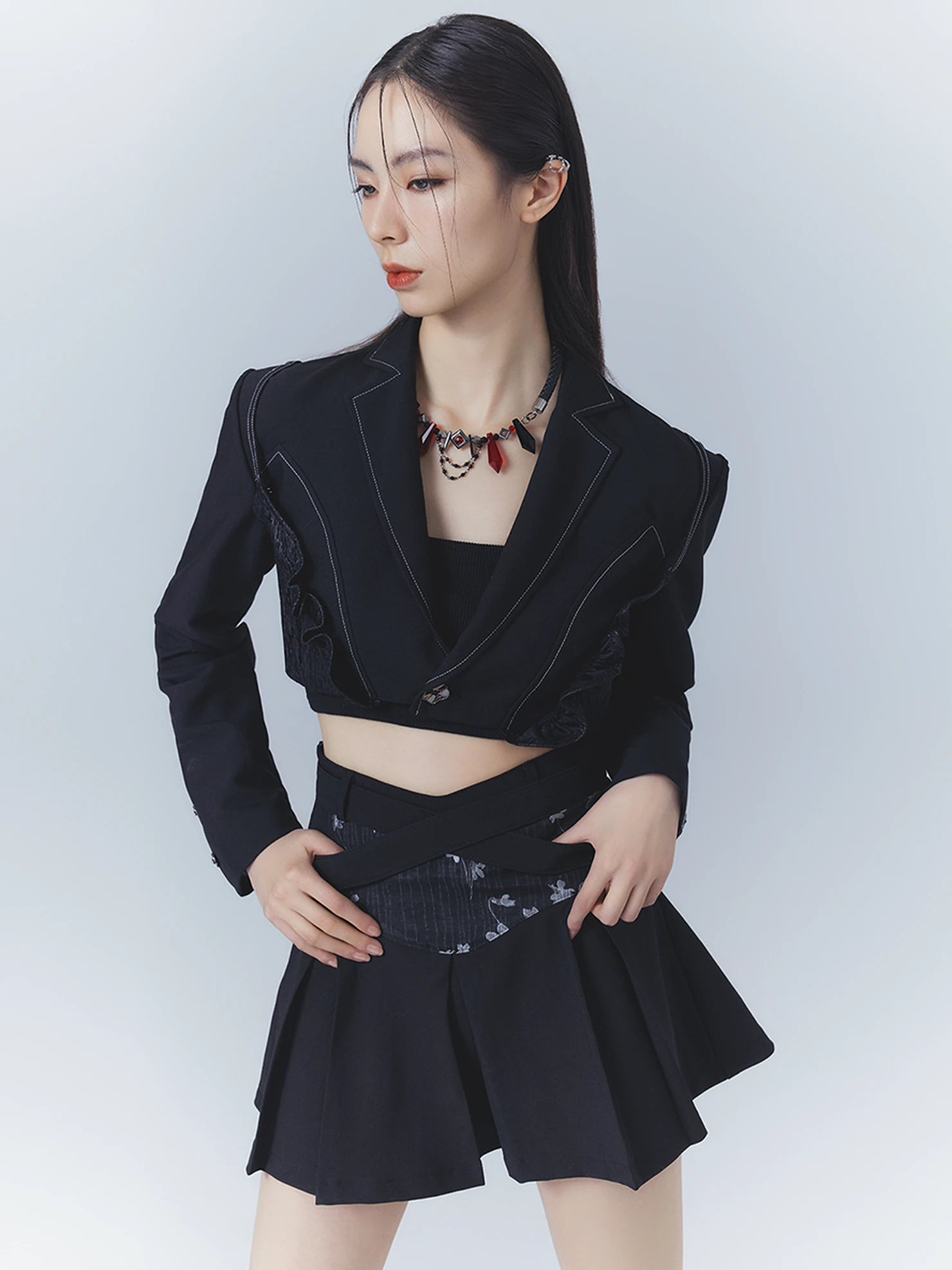 Frustration Garden Cropped Curve Stitch Blazer 
V-neck T-shirt 
Long Sleeve