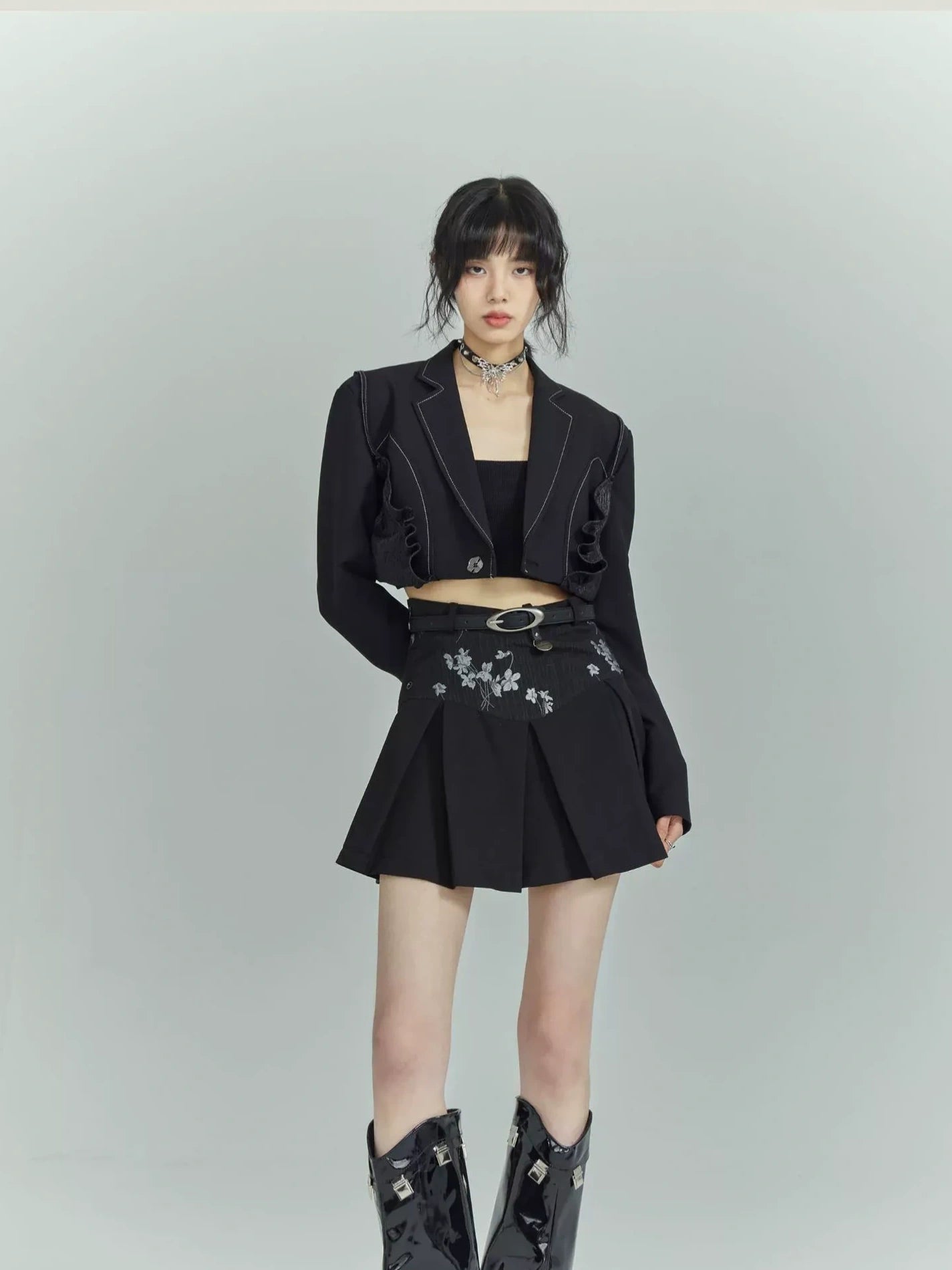 Frustration Garden Cropped Curve Stitch Blazer 
V-neck T-shirt 
Long Sleeve