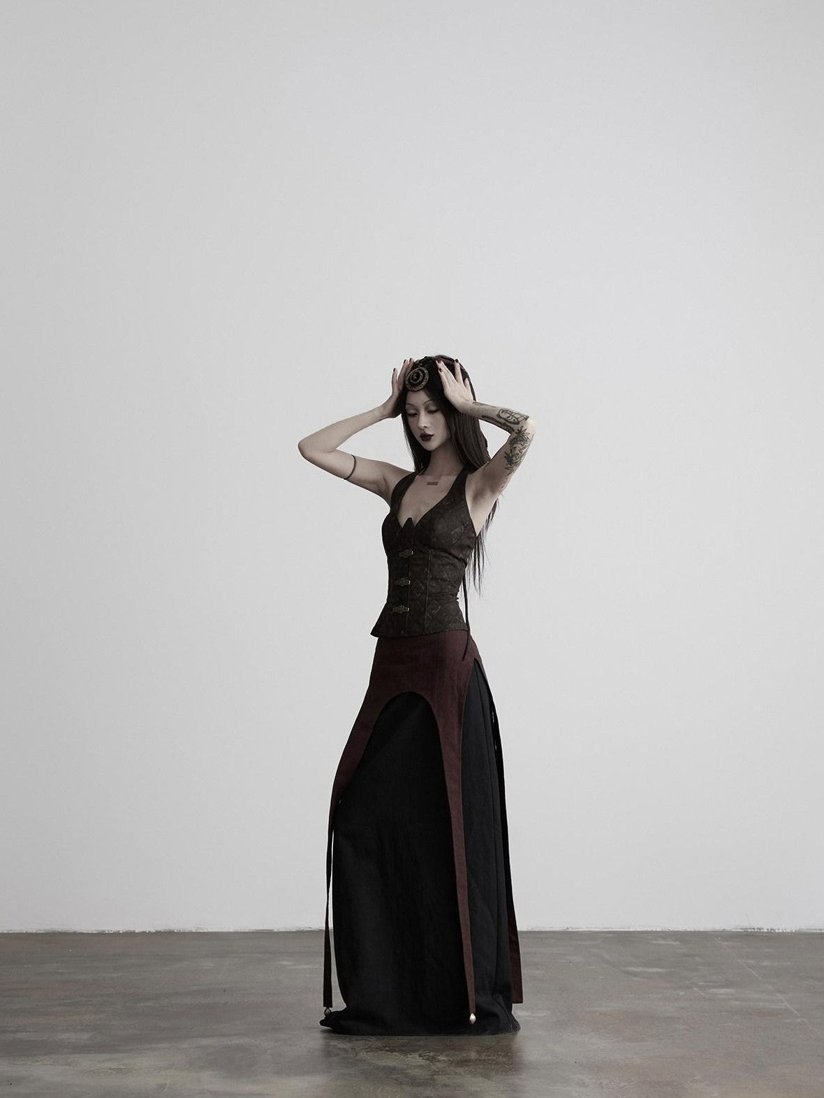 INDULGE European Court 3d Cut Tie Halter V-neck Women&