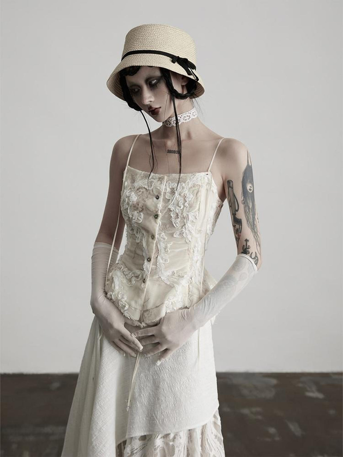 INDULGE White Lace Embroidered Velvet Floral Slim Fit Women&