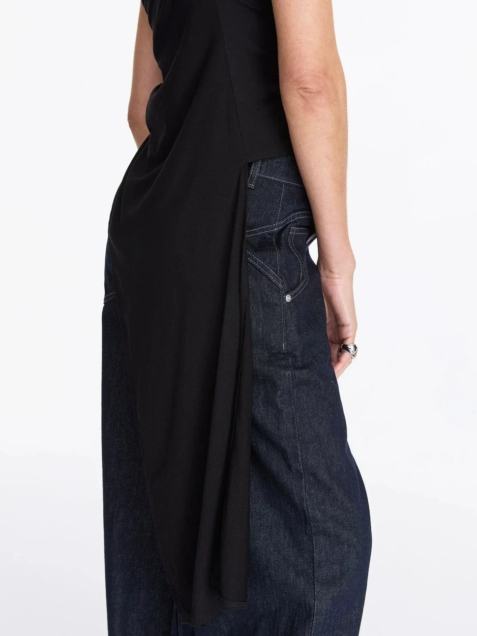 LYUOCHENG Asymmetric V-neck Sleeveless Top