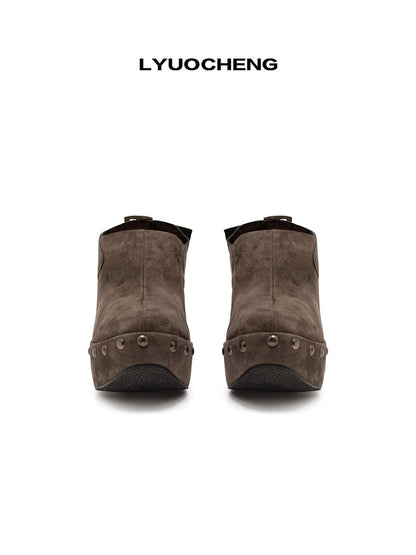 LYUOCHENG Rivet Studded Suede Wedge Boots In Brown