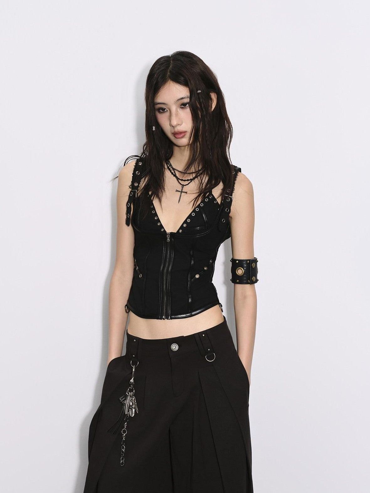 Low pixel Black Pressed Pleats Low Waist Studs Women&
