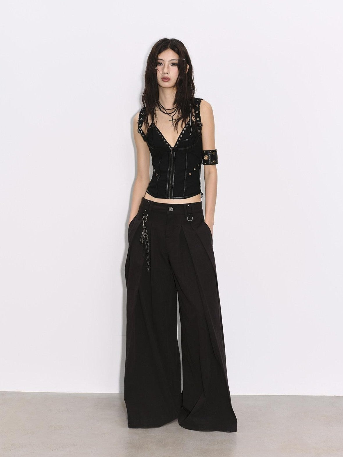 Low pixel Black Pressed Pleats Low Waist Studs Women&