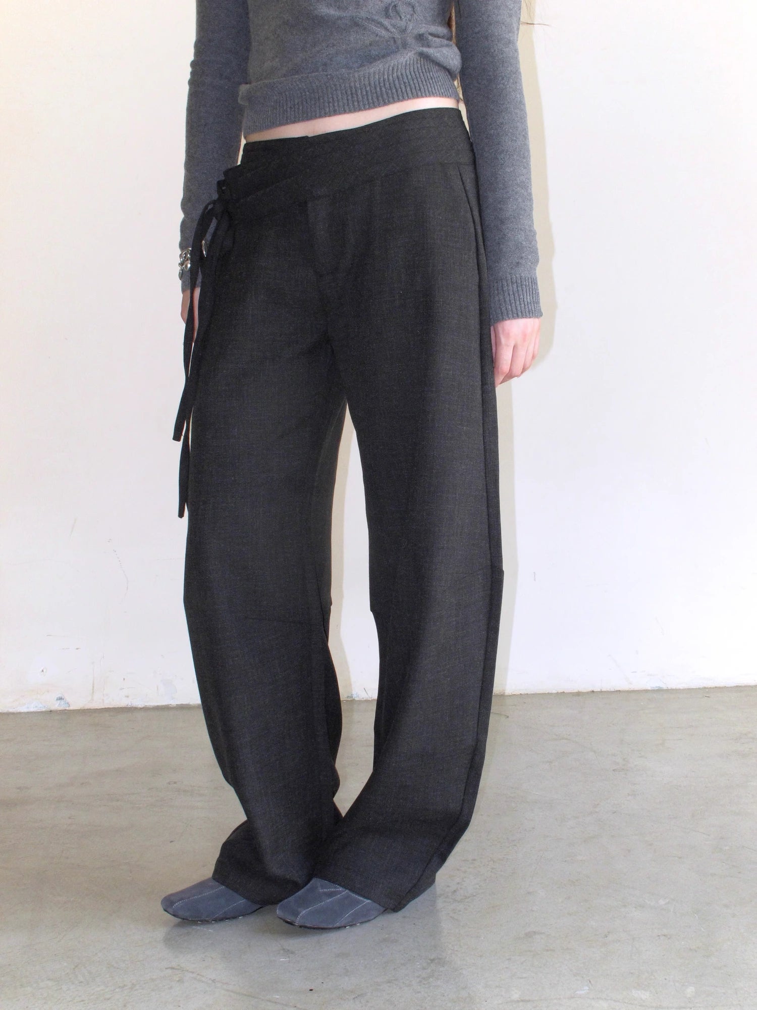 Mito_de_dar_Crossover_Waistband_Deep_Grey_Curved_Hem_Lounge_Pants_MISSTT