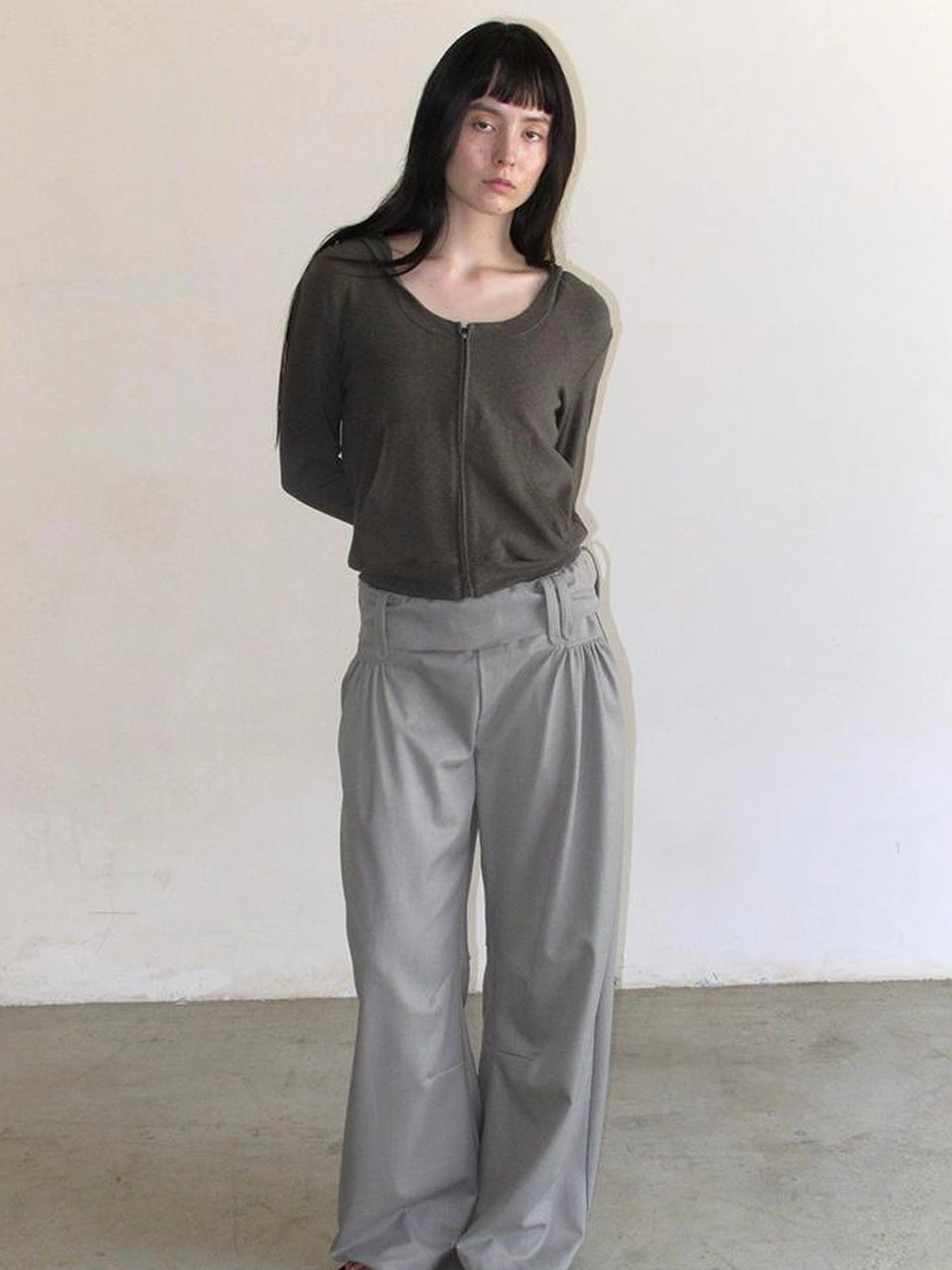 Mito de dar Curved Brim Pleated Bamboo Cotton Cropped Hoodie