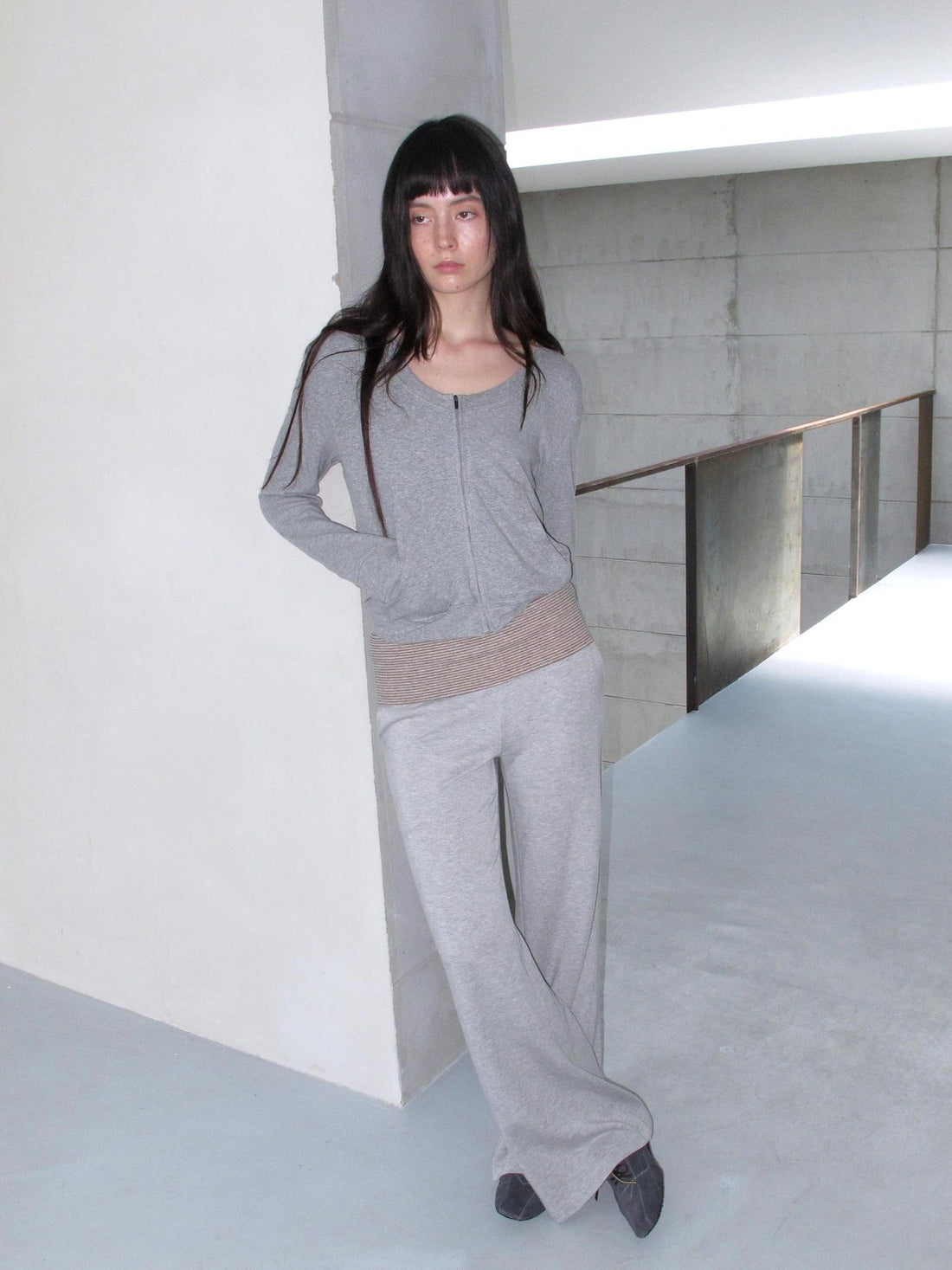 Mito de dar Curved Brim Pleated Bamboo Cotton Cropped Hoodie