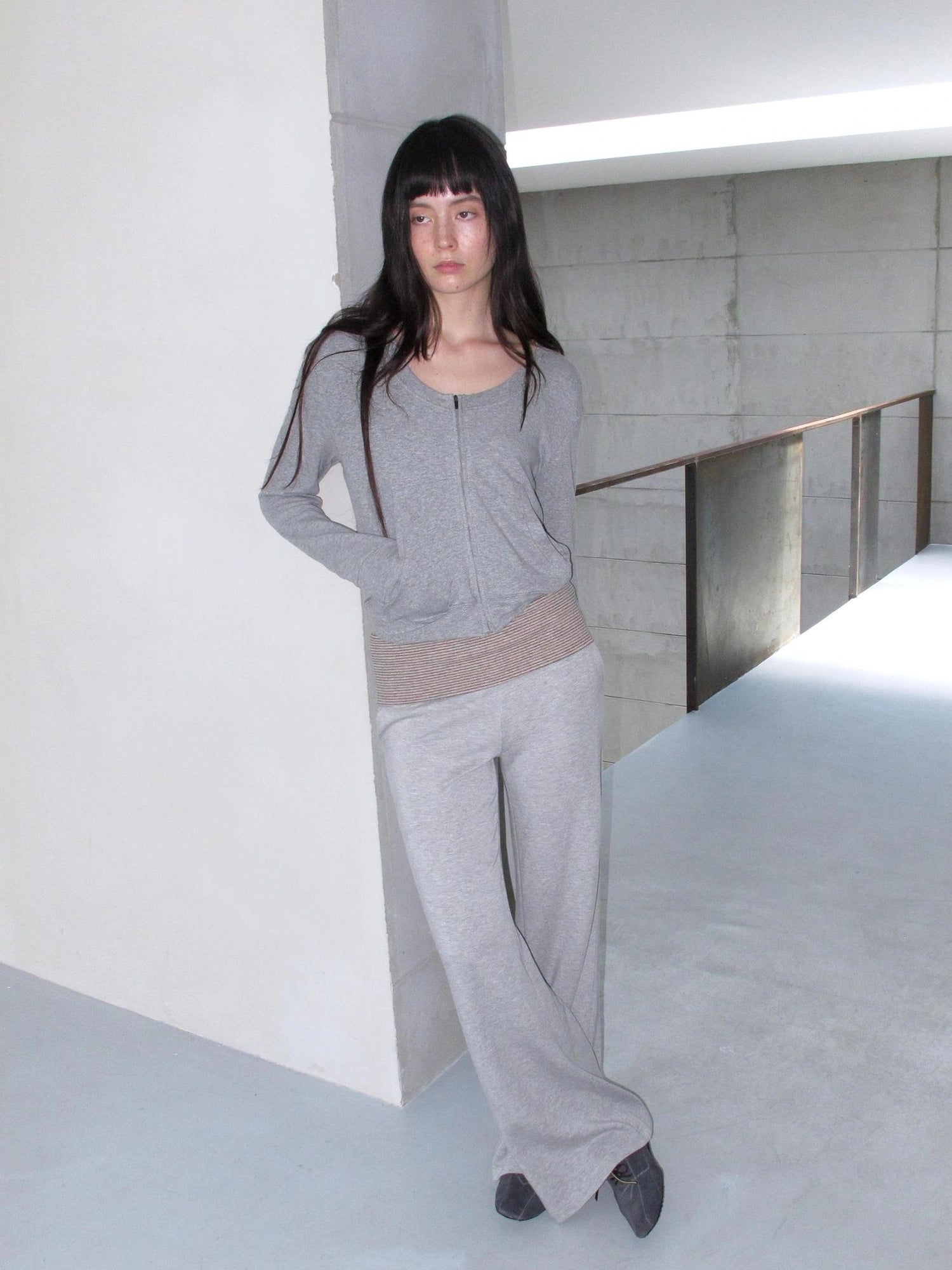 Mito de dar Curved Brim Pleated Bamboo Cotton Cropped Hoodie