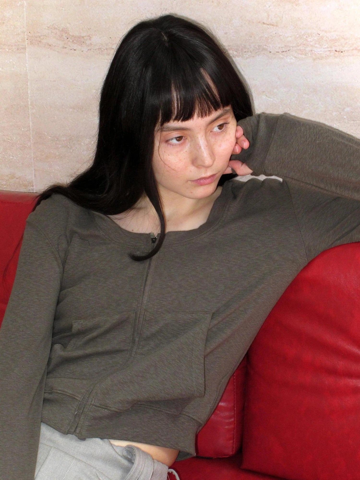 Mito de dar Curved Brim Pleated Bamboo Cotton Cropped Hoodie