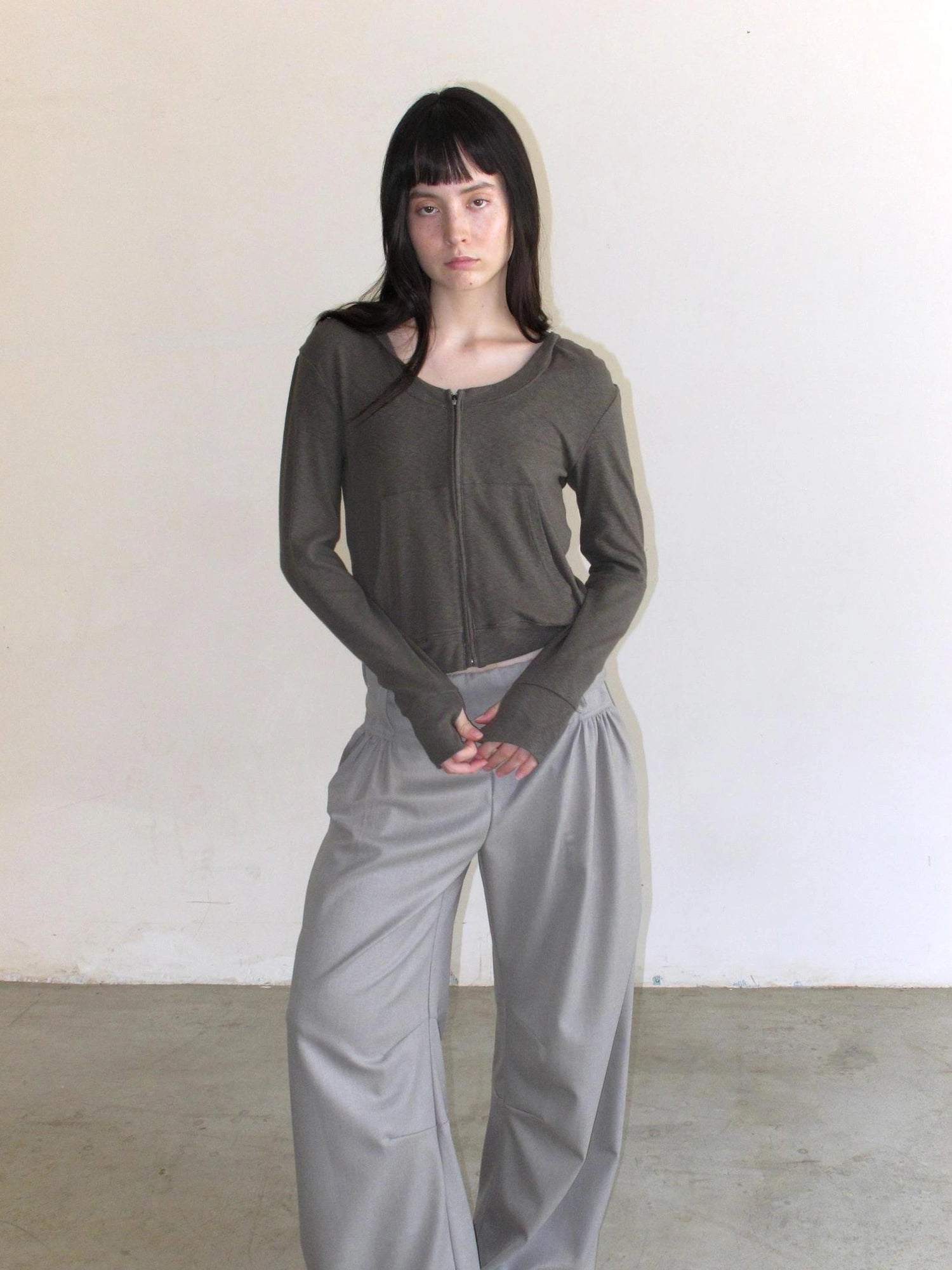 Mito de dar Curved Brim Pleated Bamboo Cotton Cropped Hoodie