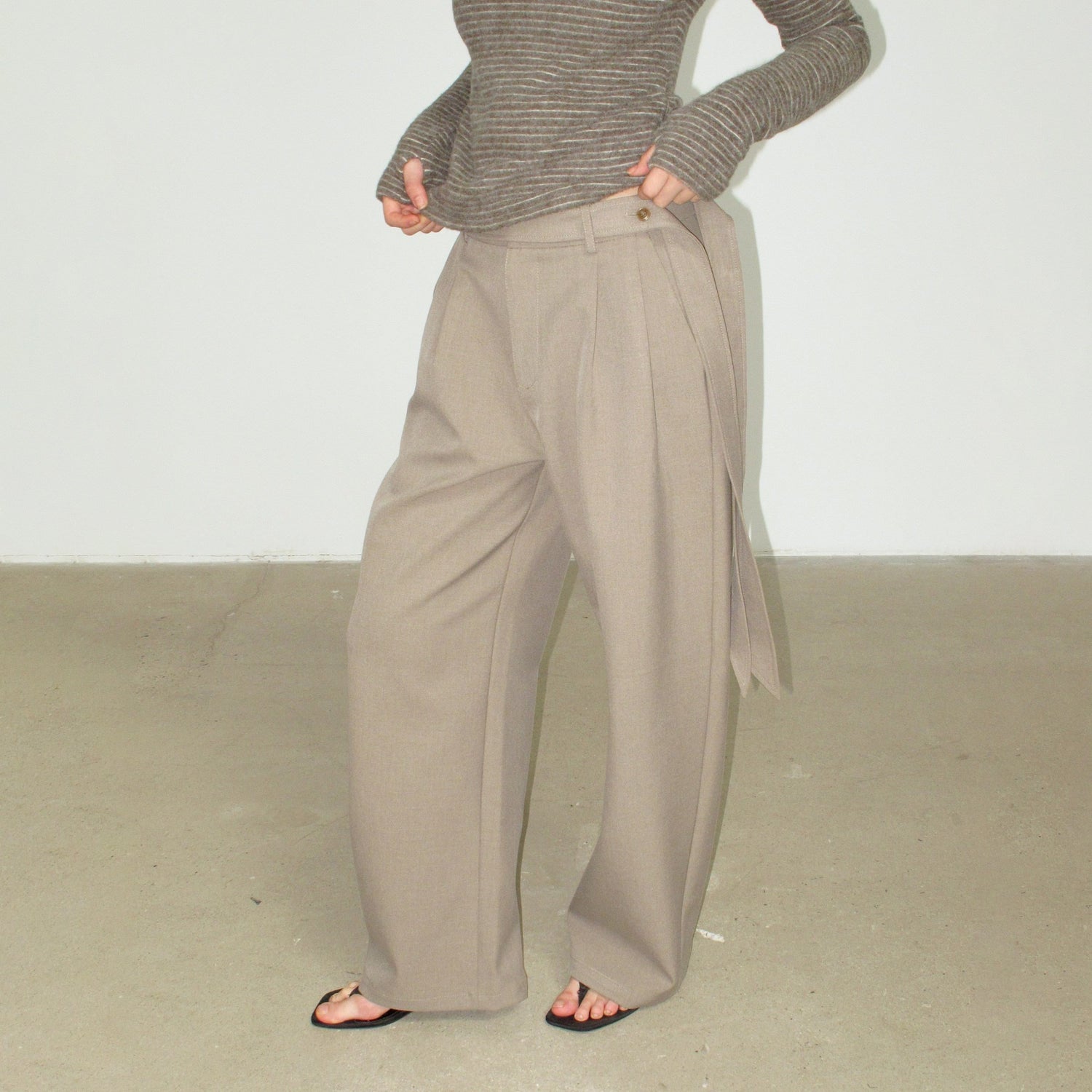 Mito_de_dar_Grey_Khaki_Button_Tie_Pleated_Micro_Stretch_Women&
