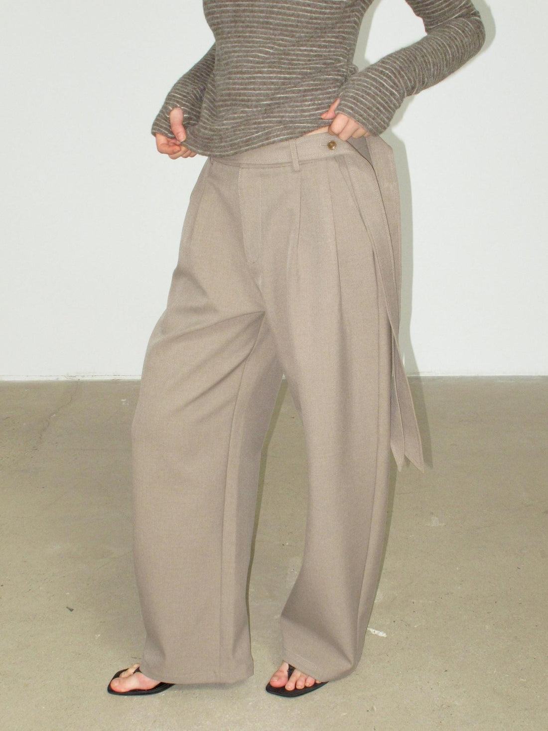 Mito de dar Grey Khaki Button Tie Pleated Micro Stretch Women&