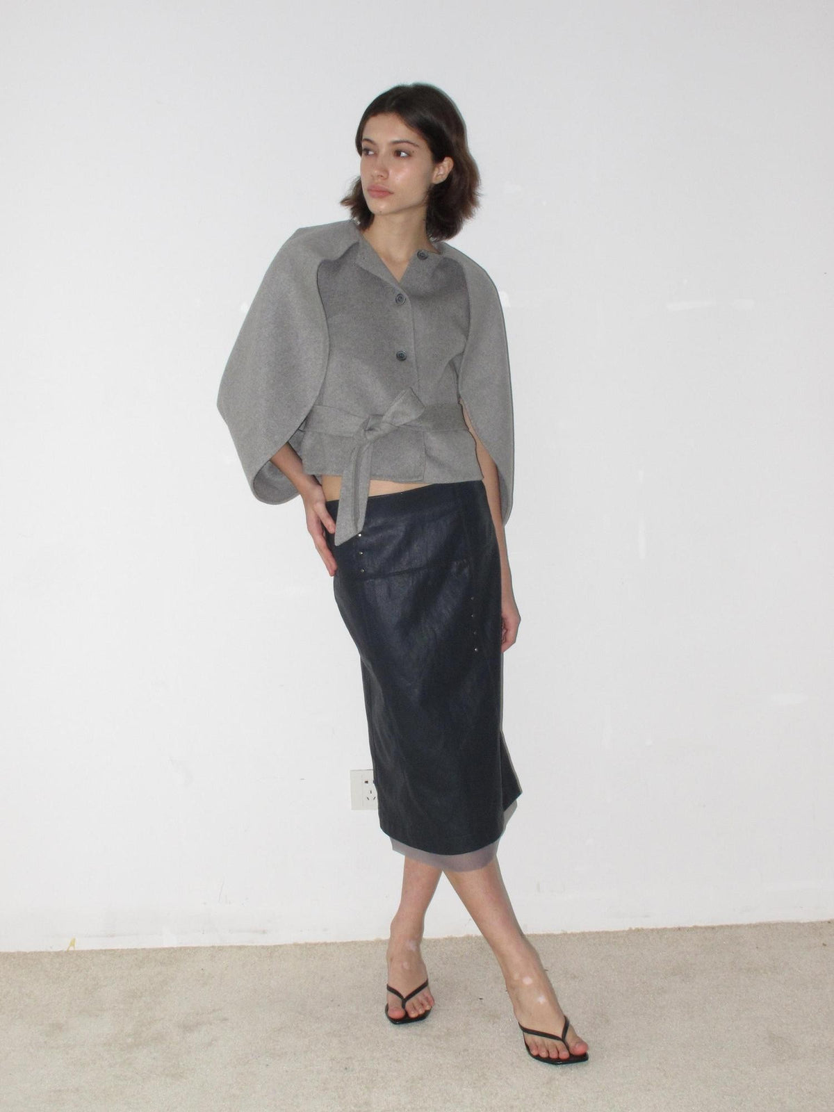 Mito de dar Lace Up Waist Cape Design Cropped Women&