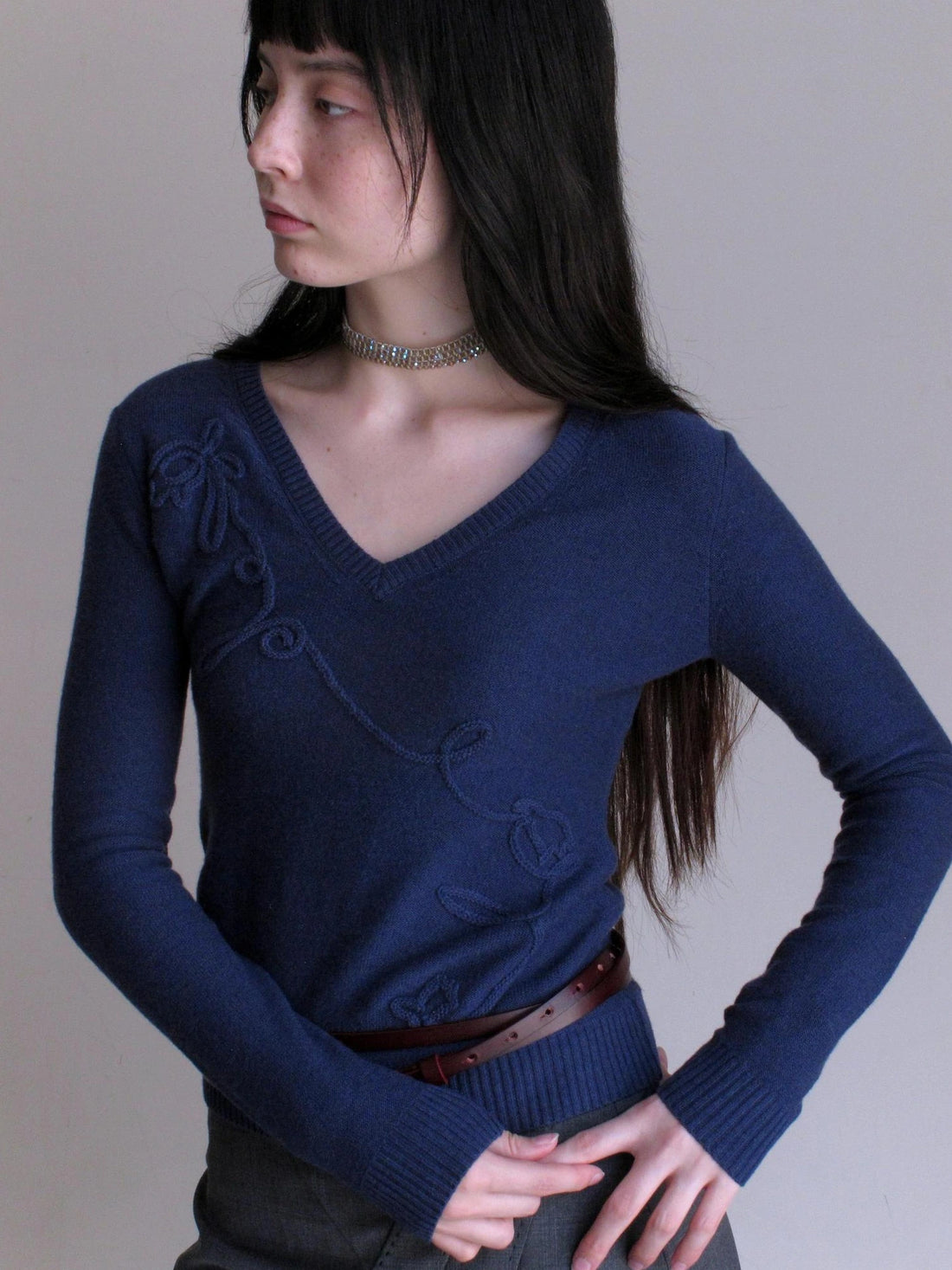 Mito de dar Lily Of The Valley Embroidered V-Neck Wool Knit Top