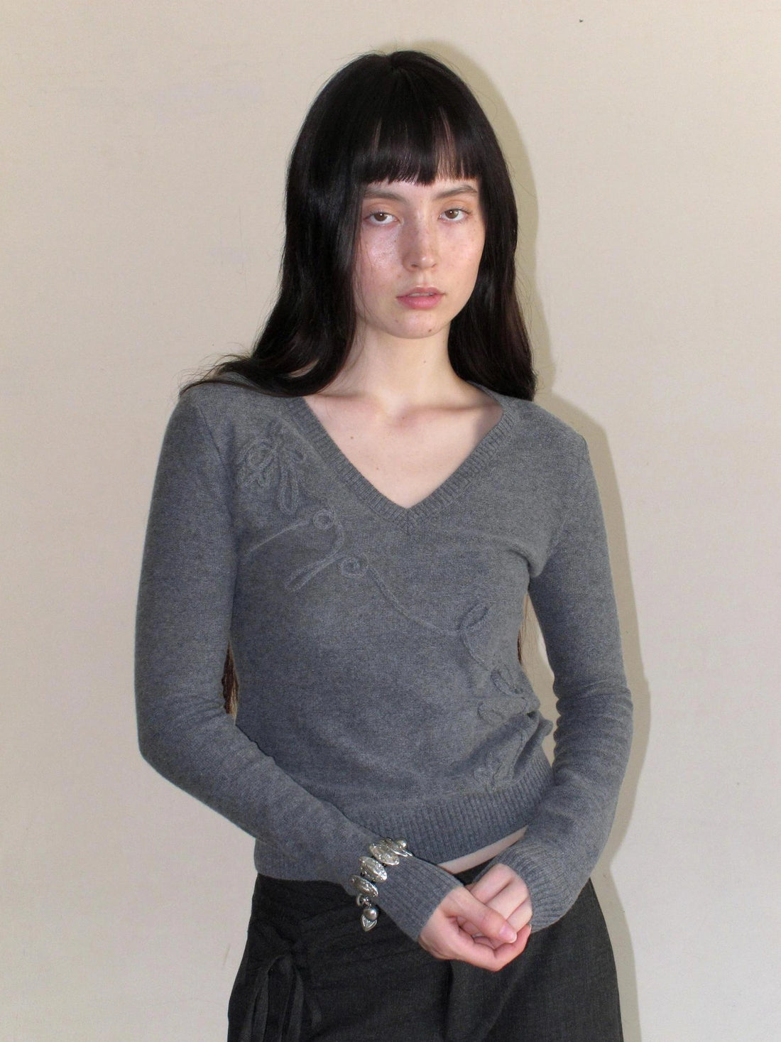 Mito de dar Lily Of The Valley Embroidered V-Neck Wool Knit Top